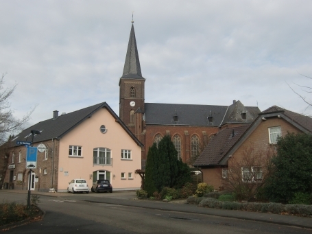 Geldern-Pont : Antoniusstraße, mit der kath. Pfarrkirche St. Antonius